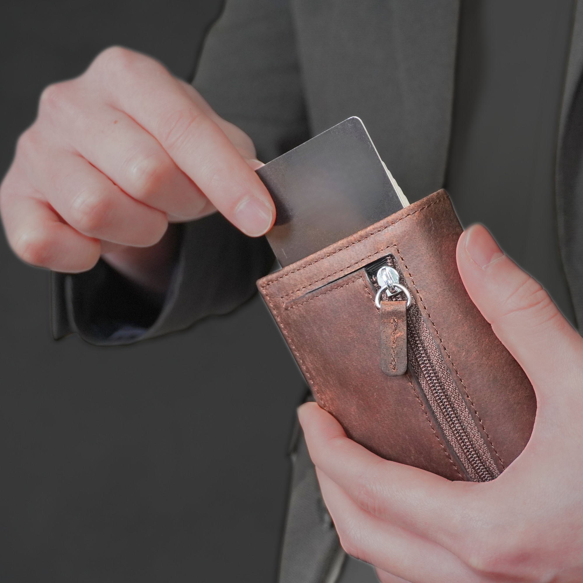 PRACTY Apot ポップアップカードケース搭載 本革製三つ折り財布